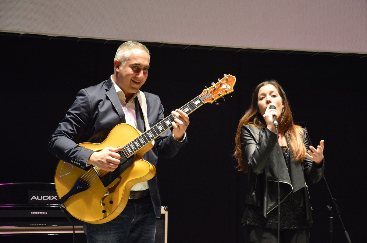 Domenica 7 agosto l'aperitivo del Bagno Capanna danza sulle note del JAZZLIFE DUO, al Lido di Spina (FE)